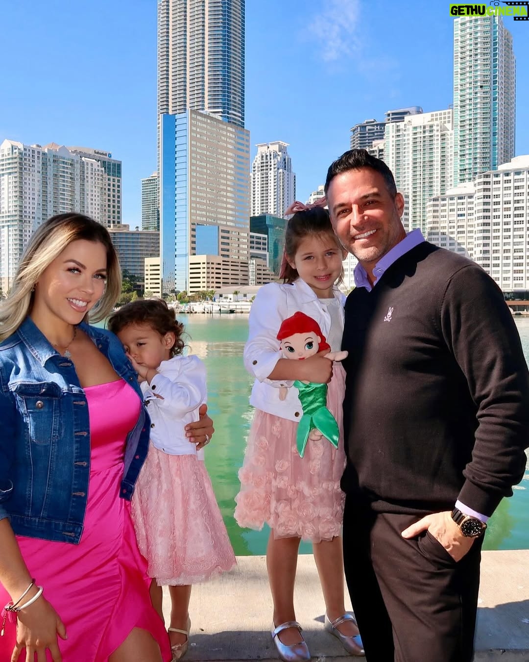 Ximena Duque - 87.7K Likes - Este cumpleaños #39 tuvo una magia especial, no sólo porque estoy despidiendo el tercer piso, si no que también me volví a encontrar conmigo misma… 
Después de un largo recorrido, (que un dia les contare) comprendí que lo único que queda es tomar la decisión de ser feliz y ser tú siempre. jamás volvería a permitir que las circunstancias o las personas opaquen mi ser. Esta soy yo, feliz, alegre, dada a los demás y cada día seré mi mejor versión, para mí, y para las personas que me rodean. Gracias mi amor @jayadkins3 por hacer de mis cumpleaños los más especiales, pero créeme que este ha sido el más especial. Gracias. Te amo. familia y amigos. Se los dije ayer. Los amo con toda mi alma. Gracias por siempre estar! 

Pd: para el próximo cumple nos aprenderemos toda la canción 😅😂

#happybirthday #friends #family #love #happiness #fun #enjoy #life