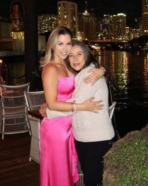 Ximena Duque Instagram - Este cumpleaños #39 tuvo una magia especial, no sólo porque estoy despidiendo el tercer piso, si no que también me volví a encontrar conmigo misma… 
Después de un largo recorrido, (que un dia les contare) comprendí que lo único que queda es tomar la decisión de ser feliz y ser tú siempre. jamás volvería a permitir que las circunstancias o las personas opaquen mi ser. Esta soy yo, feliz, alegre, dada a los demás y cada día seré mi mejor versión, para mí, y para las personas que me rodean. Gracias mi amor @jayadkins3 por hacer de mis cumpleaños los más especiales, pero créeme que este ha sido el más especial. Gracias. Te amo. familia y amigos. Se los dije ayer. Los amo con toda mi alma. Gracias por siempre estar! 

Pd: para el próximo cumple nos aprenderemos toda la canción 😅😂

#happybirthday #friends #family #love #happiness #fun #enjoy #life