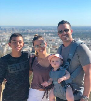 Ximena Duque Instagram - ✨ Los Ángeles, siempre en mi corazón ✨

Hoy, mientras veo imágenes de los incendios y pienso en tantas familias que lo han perdido todo, no puedo evitar recordar cada uno de los momentos maravillosos que viví ahí. Desde mis días en los sets de grabación, hasta los paseos en familia y los sueños que construí en esa hermosa ciudad.

A mis amigos, conocidos y a cada persona afectada, quiero decirles que mi corazón está con ustedes. Me uno a su dolor, pero también a su esperanza. Quiero recordarles algo: el fuego puede destruir lo material, pero nunca podrá apagar la fuerza de un corazón lleno de sueños y valentía.

Los Ángeles es una ciudad que siempre ha resurgido con más brillo y fortaleza. Hoy más que nunca, creo en el poder de la comunidad y la solidaridad. Sepan que, aunque la distancia me separe físicamente, estoy aquí con ustedes.

A todos mis seguidores: unámonos en oración y acción para apoyar a quienes más lo necesitan. Cada gesto cuenta y, juntos, podemos devolver la esperanza a quienes hoy enfrentan esta tragedia.

Los ángeles reales son ustedes, quienes no se rinden, quienes ayudan y quienes vuelven a levantarse. 💛

#fuerzalosangeles #losangeles #california #bestrong 
#prayers