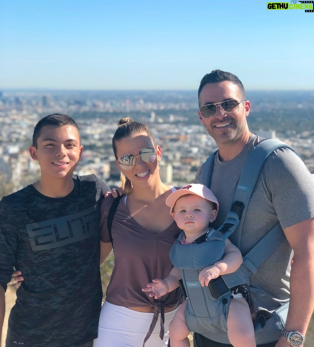 Ximena Duque - 86.7K Likes - ✨ Los Ángeles, siempre en mi corazón ✨

Hoy, mientras veo imágenes de los incendios y pienso en tantas familias que lo han perdido todo, no puedo evitar recordar cada uno de los momentos maravillosos que viví ahí. Desde mis días en los sets de grabación, hasta los paseos en familia y los sueños que construí en esa hermosa ciudad.

A mis amigos, conocidos y a cada persona afectada, quiero decirles que mi corazón está con ustedes. Me uno a su dolor, pero también a su esperanza. Quiero recordarles algo: el fuego puede destruir lo material, pero nunca podrá apagar la fuerza de un corazón lleno de sueños y valentía.

Los Ángeles es una ciudad que siempre ha resurgido con más brillo y fortaleza. Hoy más que nunca, creo en el poder de la comunidad y la solidaridad. Sepan que, aunque la distancia me separe físicamente, estoy aquí con ustedes.

A todos mis seguidores: unámonos en oración y acción para apoyar a quienes más lo necesitan. Cada gesto cuenta y, juntos, podemos devolver la esperanza a quienes hoy enfrentan esta tragedia.

Los ángeles reales son ustedes, quienes no se rinden, quienes ayudan y quienes vuelven a levantarse. 💛

#fuerzalosangeles #losangeles #california #bestrong 
#prayers