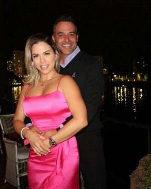 Ximena Duque Instagram - Este cumpleaños #39 tuvo una magia especial, no sólo porque estoy despidiendo el tercer piso, si no que también me volví a encontrar conmigo misma… 
Después de un largo recorrido, (que un dia les contare) comprendí que lo único que queda es tomar la decisión de ser feliz y ser tú siempre. jamás volvería a permitir que las circunstancias o las personas opaquen mi ser. Esta soy yo, feliz, alegre, dada a los demás y cada día seré mi mejor versión, para mí, y para las personas que me rodean. Gracias mi amor @jayadkins3 por hacer de mis cumpleaños los más especiales, pero créeme que este ha sido el más especial. Gracias. Te amo. familia y amigos. Se los dije ayer. Los amo con toda mi alma. Gracias por siempre estar! 

Pd: para el próximo cumple nos aprenderemos toda la canción 😅😂

#happybirthday #friends #family #love #happiness #fun #enjoy #life