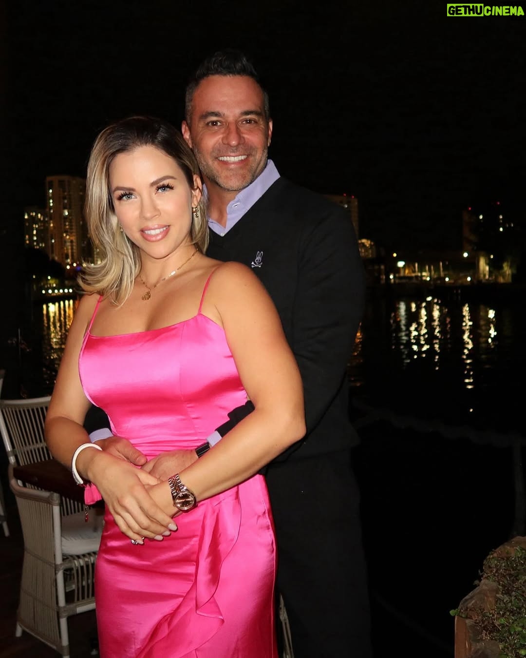 Ximena Duque - 87.7K Likes - Este cumpleaños #39 tuvo una magia especial, no sólo porque estoy despidiendo el tercer piso, si no que también me volví a encontrar conmigo misma… 
Después de un largo recorrido, (que un dia les contare) comprendí que lo único que queda es tomar la decisión de ser feliz y ser tú siempre. jamás volvería a permitir que las circunstancias o las personas opaquen mi ser. Esta soy yo, feliz, alegre, dada a los demás y cada día seré mi mejor versión, para mí, y para las personas que me rodean. Gracias mi amor @jayadkins3 por hacer de mis cumpleaños los más especiales, pero créeme que este ha sido el más especial. Gracias. Te amo. familia y amigos. Se los dije ayer. Los amo con toda mi alma. Gracias por siempre estar! 

Pd: para el próximo cumple nos aprenderemos toda la canción 😅😂

#happybirthday #friends #family #love #happiness #fun #enjoy #life