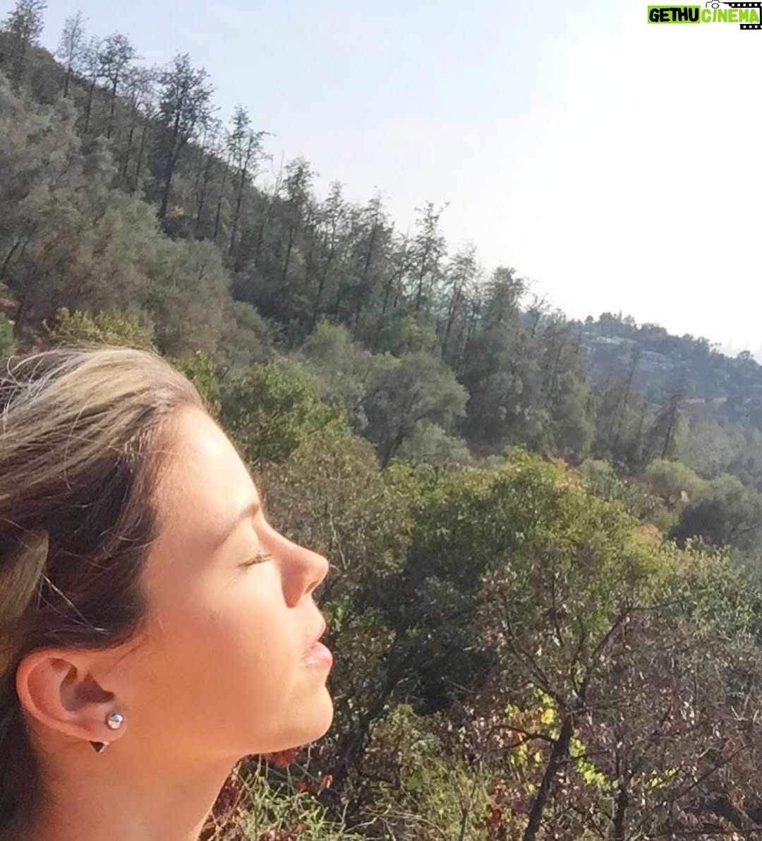 Ximena Duque - 86.7K Likes - ✨ Los Ángeles, siempre en mi corazón ✨

Hoy, mientras veo imágenes de los incendios y pienso en tantas familias que lo han perdido todo, no puedo evitar recordar cada uno de los momentos maravillosos que viví ahí. Desde mis días en los sets de grabación, hasta los paseos en familia y los sueños que construí en esa hermosa ciudad.

A mis amigos, conocidos y a cada persona afectada, quiero decirles que mi corazón está con ustedes. Me uno a su dolor, pero también a su esperanza. Quiero recordarles algo: el fuego puede destruir lo material, pero nunca podrá apagar la fuerza de un corazón lleno de sueños y valentía.

Los Ángeles es una ciudad que siempre ha resurgido con más brillo y fortaleza. Hoy más que nunca, creo en el poder de la comunidad y la solidaridad. Sepan que, aunque la distancia me separe físicamente, estoy aquí con ustedes.

A todos mis seguidores: unámonos en oración y acción para apoyar a quienes más lo necesitan. Cada gesto cuenta y, juntos, podemos devolver la esperanza a quienes hoy enfrentan esta tragedia.

Los ángeles reales son ustedes, quienes no se rinden, quienes ayudan y quienes vuelven a levantarse. 💛

#fuerzalosangeles #losangeles #california #bestrong 
#prayers