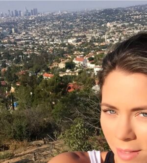Ximena Duque Instagram - ✨ Los Ángeles, siempre en mi corazón ✨

Hoy, mientras veo imágenes de los incendios y pienso en tantas familias que lo han perdido todo, no puedo evitar recordar cada uno de los momentos maravillosos que viví ahí. Desde mis días en los sets de grabación, hasta los paseos en familia y los sueños que construí en esa hermosa ciudad.

A mis amigos, conocidos y a cada persona afectada, quiero decirles que mi corazón está con ustedes. Me uno a su dolor, pero también a su esperanza. Quiero recordarles algo: el fuego puede destruir lo material, pero nunca podrá apagar la fuerza de un corazón lleno de sueños y valentía.

Los Ángeles es una ciudad que siempre ha resurgido con más brillo y fortaleza. Hoy más que nunca, creo en el poder de la comunidad y la solidaridad. Sepan que, aunque la distancia me separe físicamente, estoy aquí con ustedes.

A todos mis seguidores: unámonos en oración y acción para apoyar a quienes más lo necesitan. Cada gesto cuenta y, juntos, podemos devolver la esperanza a quienes hoy enfrentan esta tragedia.

Los ángeles reales son ustedes, quienes no se rinden, quienes ayudan y quienes vuelven a levantarse. 💛

#fuerzalosangeles #losangeles #california #bestrong 
#prayers