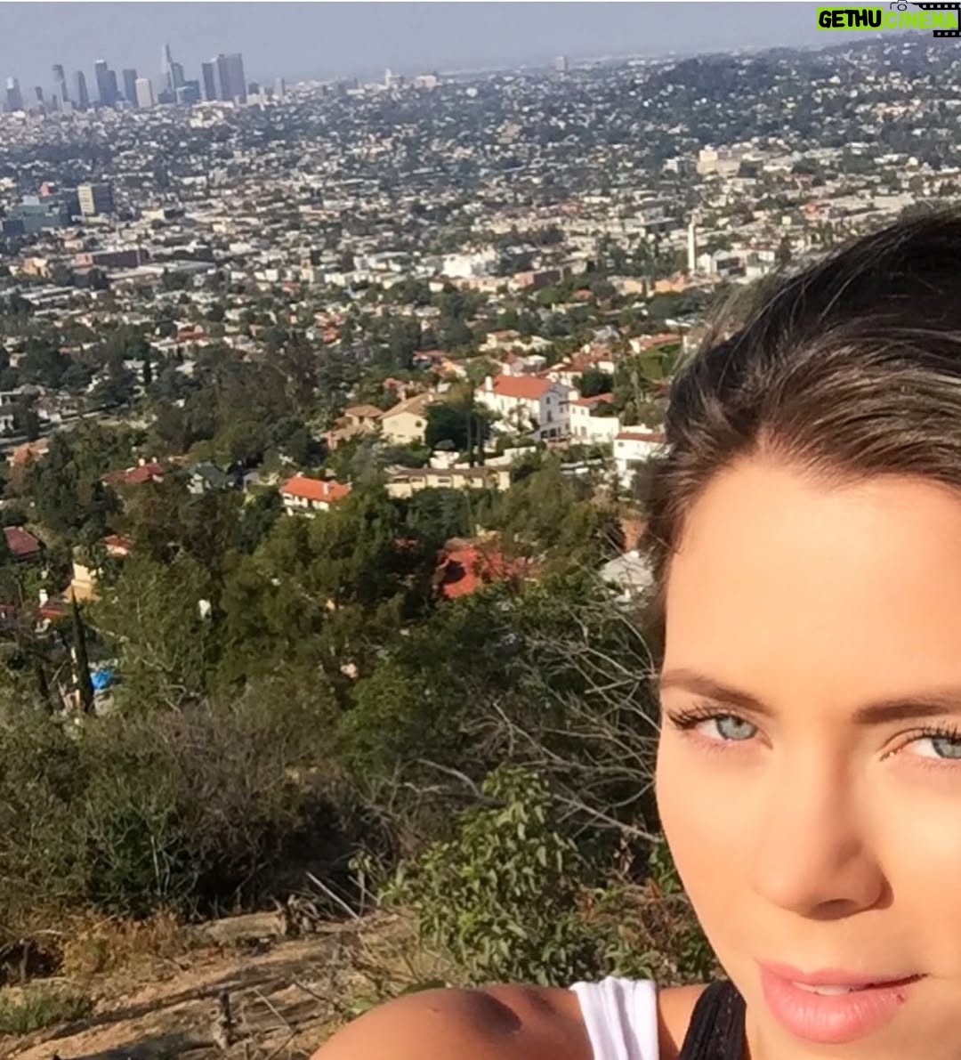 Ximena Duque - 86.7K Likes - ✨ Los Ángeles, siempre en mi corazón ✨

Hoy, mientras veo imágenes de los incendios y pienso en tantas familias que lo han perdido todo, no puedo evitar recordar cada uno de los momentos maravillosos que viví ahí. Desde mis días en los sets de grabación, hasta los paseos en familia y los sueños que construí en esa hermosa ciudad.

A mis amigos, conocidos y a cada persona afectada, quiero decirles que mi corazón está con ustedes. Me uno a su dolor, pero también a su esperanza. Quiero recordarles algo: el fuego puede destruir lo material, pero nunca podrá apagar la fuerza de un corazón lleno de sueños y valentía.

Los Ángeles es una ciudad que siempre ha resurgido con más brillo y fortaleza. Hoy más que nunca, creo en el poder de la comunidad y la solidaridad. Sepan que, aunque la distancia me separe físicamente, estoy aquí con ustedes.

A todos mis seguidores: unámonos en oración y acción para apoyar a quienes más lo necesitan. Cada gesto cuenta y, juntos, podemos devolver la esperanza a quienes hoy enfrentan esta tragedia.

Los ángeles reales son ustedes, quienes no se rinden, quienes ayudan y quienes vuelven a levantarse. 💛

#fuerzalosangeles #losangeles #california #bestrong 
#prayers