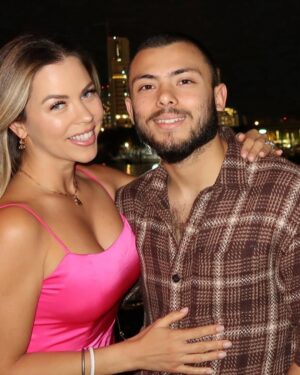 Ximena Duque Instagram - Este cumpleaños #39 tuvo una magia especial, no sólo porque estoy despidiendo el tercer piso, si no que también me volví a encontrar conmigo misma… 
Después de un largo recorrido, (que un dia les contare) comprendí que lo único que queda es tomar la decisión de ser feliz y ser tú siempre. jamás volvería a permitir que las circunstancias o las personas opaquen mi ser. Esta soy yo, feliz, alegre, dada a los demás y cada día seré mi mejor versión, para mí, y para las personas que me rodean. Gracias mi amor @jayadkins3 por hacer de mis cumpleaños los más especiales, pero créeme que este ha sido el más especial. Gracias. Te amo. familia y amigos. Se los dije ayer. Los amo con toda mi alma. Gracias por siempre estar! 

Pd: para el próximo cumple nos aprenderemos toda la canción 😅😂

#happybirthday #friends #family #love #happiness #fun #enjoy #life