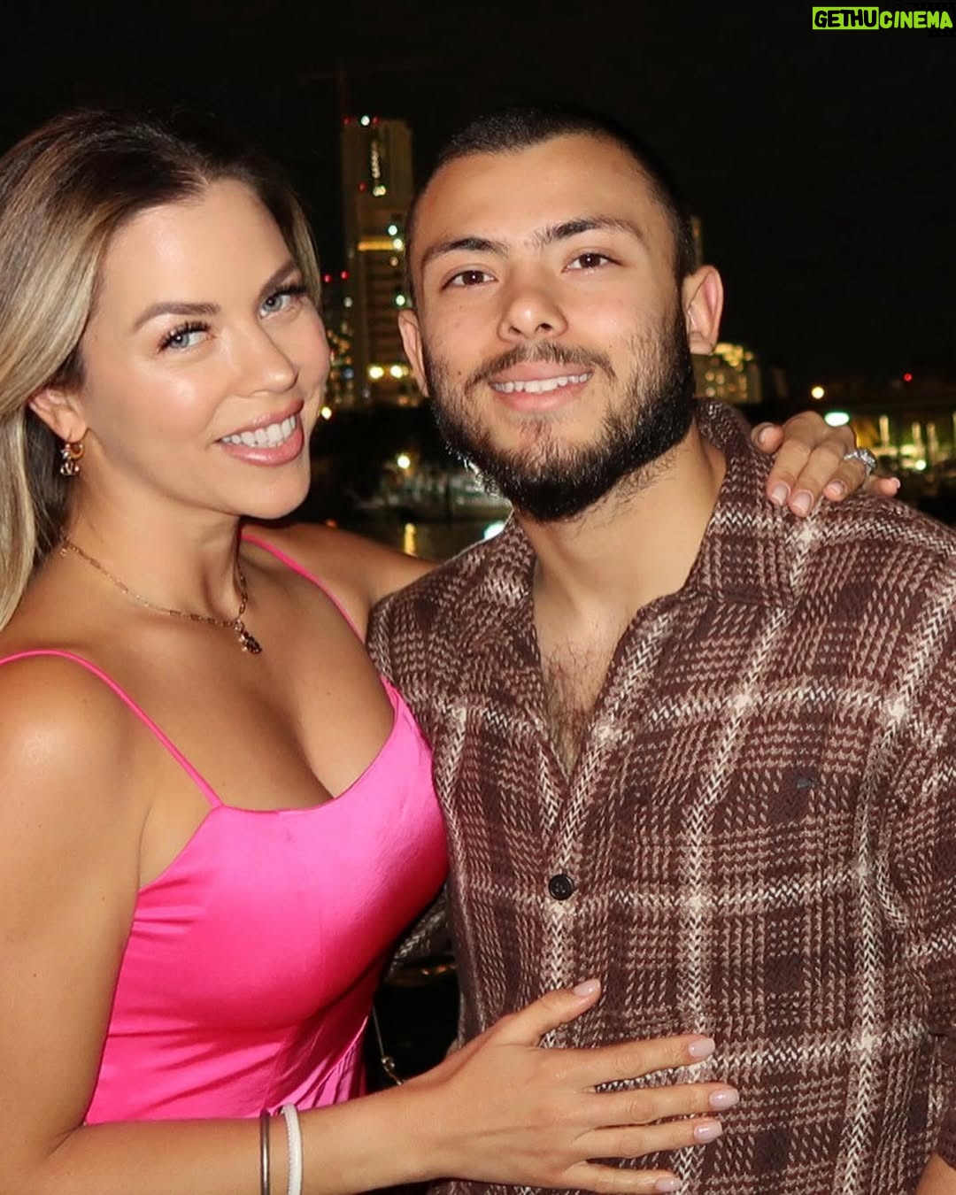 Ximena Duque - 87.7K Likes - Este cumpleaños #39 tuvo una magia especial, no sólo porque estoy despidiendo el tercer piso, si no que también me volví a encontrar conmigo misma… 
Después de un largo recorrido, (que un dia les contare) comprendí que lo único que queda es tomar la decisión de ser feliz y ser tú siempre. jamás volvería a permitir que las circunstancias o las personas opaquen mi ser. Esta soy yo, feliz, alegre, dada a los demás y cada día seré mi mejor versión, para mí, y para las personas que me rodean. Gracias mi amor @jayadkins3 por hacer de mis cumpleaños los más especiales, pero créeme que este ha sido el más especial. Gracias. Te amo. familia y amigos. Se los dije ayer. Los amo con toda mi alma. Gracias por siempre estar! 

Pd: para el próximo cumple nos aprenderemos toda la canción 😅😂

#happybirthday #friends #family #love #happiness #fun #enjoy #life