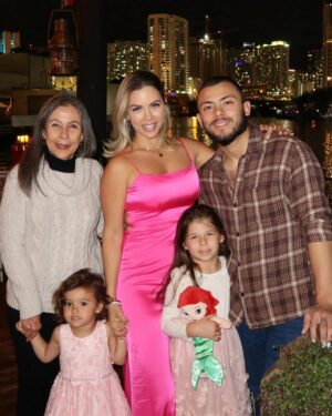 Ximena Duque Instagram - Este cumpleaños #39 tuvo una magia especial, no sólo porque estoy despidiendo el tercer piso, si no que también me volví a encontrar conmigo misma… 
Después de un largo recorrido, (que un dia les contare) comprendí que lo único que queda es tomar la decisión de ser feliz y ser tú siempre. jamás volvería a permitir que las circunstancias o las personas opaquen mi ser. Esta soy yo, feliz, alegre, dada a los demás y cada día seré mi mejor versión, para mí, y para las personas que me rodean. Gracias mi amor @jayadkins3 por hacer de mis cumpleaños los más especiales, pero créeme que este ha sido el más especial. Gracias. Te amo. familia y amigos. Se los dije ayer. Los amo con toda mi alma. Gracias por siempre estar! 

Pd: para el próximo cumple nos aprenderemos toda la canción 😅😂

#happybirthday #friends #family #love #happiness #fun #enjoy #life