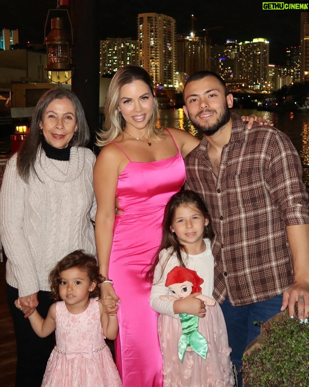 Ximena Duque - 87.7K Likes - Este cumpleaños #39 tuvo una magia especial, no sólo porque estoy despidiendo el tercer piso, si no que también me volví a encontrar conmigo misma… 
Después de un largo recorrido, (que un dia les contare) comprendí que lo único que queda es tomar la decisión de ser feliz y ser tú siempre. jamás volvería a permitir que las circunstancias o las personas opaquen mi ser. Esta soy yo, feliz, alegre, dada a los demás y cada día seré mi mejor versión, para mí, y para las personas que me rodean. Gracias mi amor @jayadkins3 por hacer de mis cumpleaños los más especiales, pero créeme que este ha sido el más especial. Gracias. Te amo. familia y amigos. Se los dije ayer. Los amo con toda mi alma. Gracias por siempre estar! 

Pd: para el próximo cumple nos aprenderemos toda la canción 😅😂

#happybirthday #friends #family #love #happiness #fun #enjoy #life