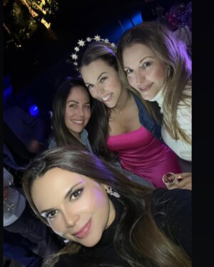 Ximena Duque Instagram - Este cumpleaños #39 tuvo una magia especial, no sólo porque estoy despidiendo el tercer piso, si no que también me volví a encontrar conmigo misma… 
Después de un largo recorrido, (que un dia les contare) comprendí que lo único que queda es tomar la decisión de ser feliz y ser tú siempre. jamás volvería a permitir que las circunstancias o las personas opaquen mi ser. Esta soy yo, feliz, alegre, dada a los demás y cada día seré mi mejor versión, para mí, y para las personas que me rodean. Gracias mi amor @jayadkins3 por hacer de mis cumpleaños los más especiales, pero créeme que este ha sido el más especial. Gracias. Te amo. familia y amigos. Se los dije ayer. Los amo con toda mi alma. Gracias por siempre estar! 

Pd: para el próximo cumple nos aprenderemos toda la canción 😅😂

#happybirthday #friends #family #love #happiness #fun #enjoy #life