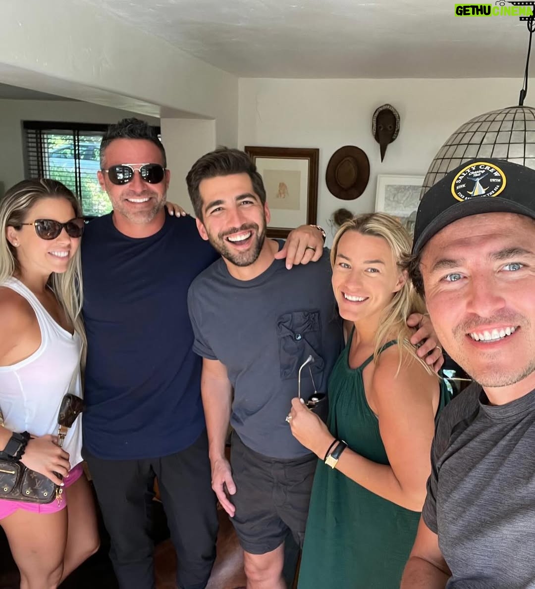 Ximena Duque - 86.7K Likes - ✨ Los Ángeles, siempre en mi corazón ✨

Hoy, mientras veo imágenes de los incendios y pienso en tantas familias que lo han perdido todo, no puedo evitar recordar cada uno de los momentos maravillosos que viví ahí. Desde mis días en los sets de grabación, hasta los paseos en familia y los sueños que construí en esa hermosa ciudad.

A mis amigos, conocidos y a cada persona afectada, quiero decirles que mi corazón está con ustedes. Me uno a su dolor, pero también a su esperanza. Quiero recordarles algo: el fuego puede destruir lo material, pero nunca podrá apagar la fuerza de un corazón lleno de sueños y valentía.

Los Ángeles es una ciudad que siempre ha resurgido con más brillo y fortaleza. Hoy más que nunca, creo en el poder de la comunidad y la solidaridad. Sepan que, aunque la distancia me separe físicamente, estoy aquí con ustedes.

A todos mis seguidores: unámonos en oración y acción para apoyar a quienes más lo necesitan. Cada gesto cuenta y, juntos, podemos devolver la esperanza a quienes hoy enfrentan esta tragedia.

Los ángeles reales son ustedes, quienes no se rinden, quienes ayudan y quienes vuelven a levantarse. 💛

#fuerzalosangeles #losangeles #california #bestrong 
#prayers