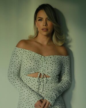 Ximena Duque Instagram - Despidiendo mis 38 y jugando con ese rayito de sol ☀️

Vestido: @empowerfashion_ef 
Makeup: @glorypenatemakeup 

#sunlight #picture #makeup #hair #life #moments #photography #empowerfashion