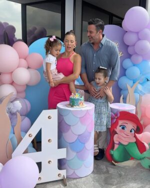 Ximena Duque Instagram - Enero y febrero, dos de mis meses favoritos… ✨ Porque en estos meses celebramos la vida de mis princesas, las niñas que soñé y que papá Dios me regaló… 

🎉 ¡Feliz cumpleaños, @skyeadkins_3 🎉 Hoy celebramos tu vida desde un lugar mágico, tal como tú lo eres. Mi amor, tu dulzura y tu personalidad me atrapan más cada día. Desde el primer segundo en que te vi, supe que mi corazón te pertenecería para siempre. Gracias por tu amor puro e incondicional, por tus locuras que me llenan de risas y por esa luz tan especial que solo tú tienes.

🌙 @lunaadkins3 mi princesa hermosa… No puedo creer que ya tienes siete años y puedo asegurarte que desde que naciste, cambiaste mi vida para siempre. Gracias por escogerme como tu mamita, que afortunada soy y mas de ver la niña en la que te has convertido, que orgullosa me siento. Tu ternura, tu corazón y tu esencia son más grandes de lo que cualquiera puede imaginar. Nunca cambies ese ser tan maravilloso que eres. 

Mis princesas, las amo con todo mi corazón. Espero compartir con ustedes muchos, muchísimos años más, viendo sus sonrisas iluminar mi vida. Que papá Dios me las llene de salud, amor y bendiciones hoy y siempre. 

#luna #skye #7 #4 #daugthers #love #my #babygirls #princess