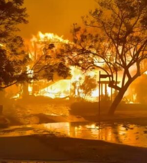 Ximena Duque Instagram - ✨ Los Ángeles, siempre en mi corazón ✨

Hoy, mientras veo imágenes de los incendios y pienso en tantas familias que lo han perdido todo, no puedo evitar recordar cada uno de los momentos maravillosos que viví ahí. Desde mis días en los sets de grabación, hasta los paseos en familia y los sueños que construí en esa hermosa ciudad.

A mis amigos, conocidos y a cada persona afectada, quiero decirles que mi corazón está con ustedes. Me uno a su dolor, pero también a su esperanza. Quiero recordarles algo: el fuego puede destruir lo material, pero nunca podrá apagar la fuerza de un corazón lleno de sueños y valentía.

Los Ángeles es una ciudad que siempre ha resurgido con más brillo y fortaleza. Hoy más que nunca, creo en el poder de la comunidad y la solidaridad. Sepan que, aunque la distancia me separe físicamente, estoy aquí con ustedes.

A todos mis seguidores: unámonos en oración y acción para apoyar a quienes más lo necesitan. Cada gesto cuenta y, juntos, podemos devolver la esperanza a quienes hoy enfrentan esta tragedia.

Los ángeles reales son ustedes, quienes no se rinden, quienes ayudan y quienes vuelven a levantarse. 💛

#fuerzalosangeles #losangeles #california #bestrong 
#prayers