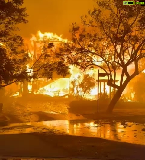 Ximena Duque - 86.7K Likes - ✨ Los Ángeles, siempre en mi corazón ✨

Hoy, mientras veo imágenes de los incendios y pienso en tantas familias que lo han perdido todo, no puedo evitar recordar cada uno de los momentos maravillosos que viví ahí. Desde mis días en los sets de grabación, hasta los paseos en familia y los sueños que construí en esa hermosa ciudad.

A mis amigos, conocidos y a cada persona afectada, quiero decirles que mi corazón está con ustedes. Me uno a su dolor, pero también a su esperanza. Quiero recordarles algo: el fuego puede destruir lo material, pero nunca podrá apagar la fuerza de un corazón lleno de sueños y valentía.

Los Ángeles es una ciudad que siempre ha resurgido con más brillo y fortaleza. Hoy más que nunca, creo en el poder de la comunidad y la solidaridad. Sepan que, aunque la distancia me separe físicamente, estoy aquí con ustedes.

A todos mis seguidores: unámonos en oración y acción para apoyar a quienes más lo necesitan. Cada gesto cuenta y, juntos, podemos devolver la esperanza a quienes hoy enfrentan esta tragedia.

Los ángeles reales son ustedes, quienes no se rinden, quienes ayudan y quienes vuelven a levantarse. 💛

#fuerzalosangeles #losangeles #california #bestrong 
#prayers
