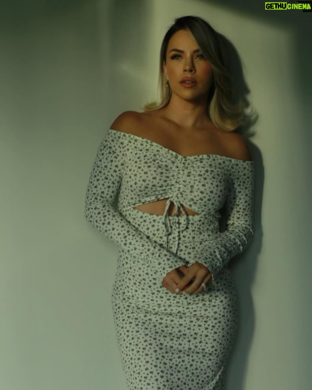 Ximena Duque - 84.3K Likes - Despidiendo mis 38 y jugando con ese rayito de sol ☀️

Vestido: @empowerfashion_ef 
Makeup: @glorypenatemakeup 

#sunlight #picture #makeup #hair #life #moments #photography #empowerfashion