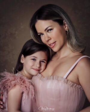 Ximena Duque Instagram - Mi princesa Luna… 
Tus ojos dicen tanto…
Amor, paz, sabiduría, ternura, madurez, alegría, dulzura, entendimiento, fortaleza… Eres tan mágica, tan especial… eres un sueño de niña y me siento la mamá mas bendecida de poderte llamar hija. 
Tu futuro es brillante y lo que me has enseñado y dado en estos 6 años ha sido mas de lo que tu te puedes imaginar. 
Que la vida te sonría siempre mi amor y que la gracia de Dios abunde en tu vida siempre. 
Déjate guiar siempre por el y escucha a tu corazón porque el nunca se equivoca. Mamá soñaba contigo y aquí estas. Asi que todo lo que sueñes pónselo en sus manos y deja que el haga el resto… 

TE AMO LUNA DE MI VIDA 
FELICES 6 AÑOS ❤️

PD: estas fotos me dejaron en las nubes, que trabajo tan maravilloso. GRACIAS @maymartinezphotography por deleitarnos con tu talento. Serán las primeras fotos de muchas. Solo puedo decir wow wow wow 💗

#fineart #photography #luna #happybirthday #birthdaygirl #princess #love #momanddaughter