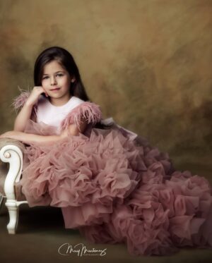 Ximena Duque Instagram - Mi princesa Luna… 
Tus ojos dicen tanto…
Amor, paz, sabiduría, ternura, madurez, alegría, dulzura, entendimiento, fortaleza… Eres tan mágica, tan especial… eres un sueño de niña y me siento la mamá mas bendecida de poderte llamar hija. 
Tu futuro es brillante y lo que me has enseñado y dado en estos 6 años ha sido mas de lo que tu te puedes imaginar. 
Que la vida te sonría siempre mi amor y que la gracia de Dios abunde en tu vida siempre. 
Déjate guiar siempre por el y escucha a tu corazón porque el nunca se equivoca. Mamá soñaba contigo y aquí estas. Asi que todo lo que sueñes pónselo en sus manos y deja que el haga el resto… 

TE AMO LUNA DE MI VIDA 
FELICES 6 AÑOS ❤️

PD: estas fotos me dejaron en las nubes, que trabajo tan maravilloso. GRACIAS @maymartinezphotography por deleitarnos con tu talento. Serán las primeras fotos de muchas. Solo puedo decir wow wow wow 💗

#fineart #photography #luna #happybirthday #birthdaygirl #princess #love #momanddaughter