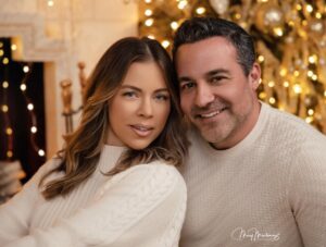 Ximena Duque Instagram - La Navidad es mucho más que luces, regalos o decoraciones. Es un momento para valorar lo más importante: la unión familiar, el amor y los lazos que nos mantienen juntos. Para mí, no hay mayor bendición que compartir estos días con mi familia, rodeada de amor y enseñándole a mis hijos que lo más valioso en la vida son esos momentos que creamos juntos, las risas, los abrazos y el ejemplo de un amor incondicional.

En estas fechas, mi corazón está lleno de gratitud, y quiero desearles a todos ustedes, que me acompañan día a día, una Navidad maravillosa. Que sus hogares se llenen de amor, alegría y paz, y que el 2025 les traiga todo lo bonito que sus corazones anhelan. Abracen a sus seres queridos, valoren cada momento y sigan construyendo recuerdos que duren para siempre.

¡Feliz Navidad para ustedes y sus familias! 

#feliznavidad #merrychristmas #2024 #family #love #momanddaughter #sisters #husbandandwife 

Gracias @maymartinezphotography por estas fotos tan hermosas ❤️❤️❤️
