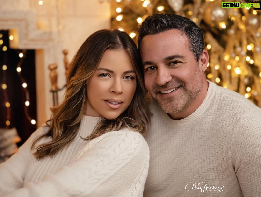 Ximena Duque - 162K Likes - La Navidad es mucho más que luces, regalos o decoraciones. Es un momento para valorar lo más importante: la unión familiar, el amor y los lazos que nos mantienen juntos. Para mí, no hay mayor bendición que compartir estos días con mi familia, rodeada de amor y enseñándole a mis hijos que lo más valioso en la vida son esos momentos que creamos juntos, las risas, los abrazos y el ejemplo de un amor incondicional.

En estas fechas, mi corazón está lleno de gratitud, y quiero desearles a todos ustedes, que me acompañan día a día, una Navidad maravillosa. Que sus hogares se llenen de amor, alegría y paz, y que el 2025 les traiga todo lo bonito que sus corazones anhelan. Abracen a sus seres queridos, valoren cada momento y sigan construyendo recuerdos que duren para siempre.

¡Feliz Navidad para ustedes y sus familias! 

#feliznavidad #merrychristmas #2024 #family #love #momanddaughter #sisters #husbandandwife 

Gracias @maymartinezphotography por estas fotos tan hermosas ❤️❤️❤️