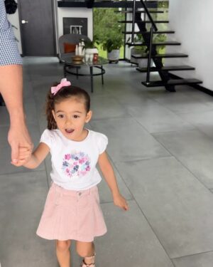 Ximena Duque Instagram - Enero y febrero, dos de mis meses favoritos… ✨ Porque en estos meses celebramos la vida de mis princesas, las niñas que soñé y que papá Dios me regaló… 

🎉 ¡Feliz cumpleaños, @skyeadkins_3 🎉 Hoy celebramos tu vida desde un lugar mágico, tal como tú lo eres. Mi amor, tu dulzura y tu personalidad me atrapan más cada día. Desde el primer segundo en que te vi, supe que mi corazón te pertenecería para siempre. Gracias por tu amor puro e incondicional, por tus locuras que me llenan de risas y por esa luz tan especial que solo tú tienes.

🌙 @lunaadkins3 mi princesa hermosa… No puedo creer que ya tienes siete años y puedo asegurarte que desde que naciste, cambiaste mi vida para siempre. Gracias por escogerme como tu mamita, que afortunada soy y mas de ver la niña en la que te has convertido, que orgullosa me siento. Tu ternura, tu corazón y tu esencia son más grandes de lo que cualquiera puede imaginar. Nunca cambies ese ser tan maravilloso que eres. 

Mis princesas, las amo con todo mi corazón. Espero compartir con ustedes muchos, muchísimos años más, viendo sus sonrisas iluminar mi vida. Que papá Dios me las llene de salud, amor y bendiciones hoy y siempre. 

#luna #skye #7 #4 #daugthers #love #my #babygirls #princess