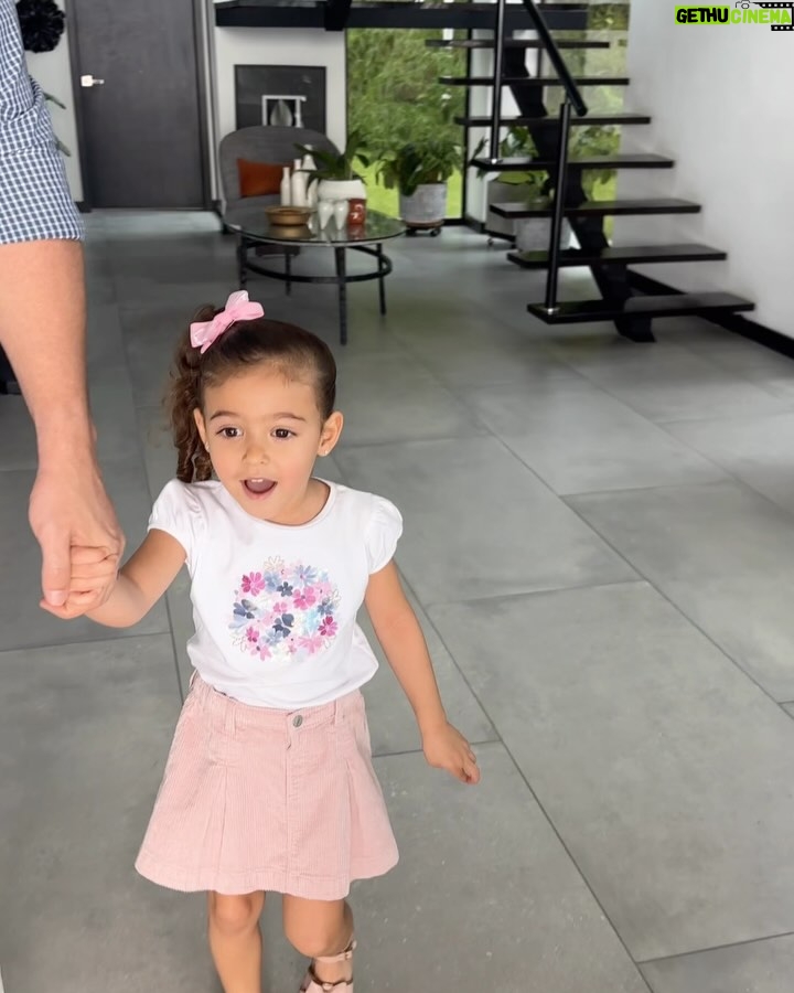 Ximena Duque - 139.2K Likes - Enero y febrero, dos de mis meses favoritos… ✨ Porque en estos meses celebramos la vida de mis princesas, las niñas que soñé y que papá Dios me regaló… 

🎉 ¡Feliz cumpleaños, @skyeadkins_3 🎉 Hoy celebramos tu vida desde un lugar mágico, tal como tú lo eres. Mi amor, tu dulzura y tu personalidad me atrapan más cada día. Desde el primer segundo en que te vi, supe que mi corazón te pertenecería para siempre. Gracias por tu amor puro e incondicional, por tus locuras que me llenan de risas y por esa luz tan especial que solo tú tienes.

🌙 @lunaadkins3 mi princesa hermosa… No puedo creer que ya tienes siete años y puedo asegurarte que desde que naciste, cambiaste mi vida para siempre. Gracias por escogerme como tu mamita, que afortunada soy y mas de ver la niña en la que te has convertido, que orgullosa me siento. Tu ternura, tu corazón y tu esencia son más grandes de lo que cualquiera puede imaginar. Nunca cambies ese ser tan maravilloso que eres. 

Mis princesas, las amo con todo mi corazón. Espero compartir con ustedes muchos, muchísimos años más, viendo sus sonrisas iluminar mi vida. Que papá Dios me las llene de salud, amor y bendiciones hoy y siempre. 

#luna #skye #7 #4 #daugthers #love #my #babygirls #princess