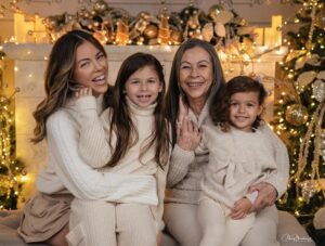 Ximena Duque Instagram - La Navidad es mucho más que luces, regalos o decoraciones. Es un momento para valorar lo más importante: la unión familiar, el amor y los lazos que nos mantienen juntos. Para mí, no hay mayor bendición que compartir estos días con mi familia, rodeada de amor y enseñándole a mis hijos que lo más valioso en la vida son esos momentos que creamos juntos, las risas, los abrazos y el ejemplo de un amor incondicional.

En estas fechas, mi corazón está lleno de gratitud, y quiero desearles a todos ustedes, que me acompañan día a día, una Navidad maravillosa. Que sus hogares se llenen de amor, alegría y paz, y que el 2025 les traiga todo lo bonito que sus corazones anhelan. Abracen a sus seres queridos, valoren cada momento y sigan construyendo recuerdos que duren para siempre.

¡Feliz Navidad para ustedes y sus familias! 

#feliznavidad #merrychristmas #2024 #family #love #momanddaughter #sisters #husbandandwife 

Gracias @maymartinezphotography por estas fotos tan hermosas ❤️❤️❤️