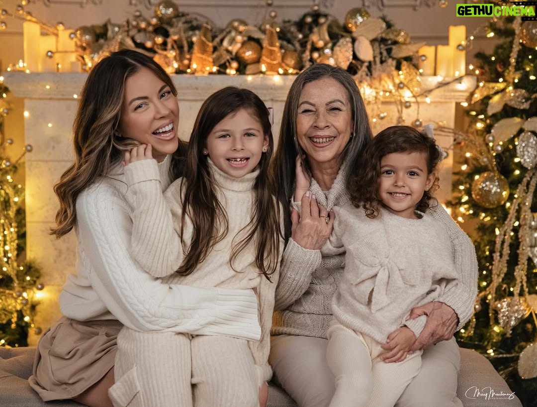 Ximena Duque - 162K Likes - La Navidad es mucho más que luces, regalos o decoraciones. Es un momento para valorar lo más importante: la unión familiar, el amor y los lazos que nos mantienen juntos. Para mí, no hay mayor bendición que compartir estos días con mi familia, rodeada de amor y enseñándole a mis hijos que lo más valioso en la vida son esos momentos que creamos juntos, las risas, los abrazos y el ejemplo de un amor incondicional.

En estas fechas, mi corazón está lleno de gratitud, y quiero desearles a todos ustedes, que me acompañan día a día, una Navidad maravillosa. Que sus hogares se llenen de amor, alegría y paz, y que el 2025 les traiga todo lo bonito que sus corazones anhelan. Abracen a sus seres queridos, valoren cada momento y sigan construyendo recuerdos que duren para siempre.

¡Feliz Navidad para ustedes y sus familias! 

#feliznavidad #merrychristmas #2024 #family #love #momanddaughter #sisters #husbandandwife 

Gracias @maymartinezphotography por estas fotos tan hermosas ❤️❤️❤️