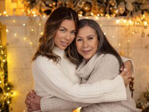 Ximena Duque Instagram - La Navidad es mucho más que luces, regalos o decoraciones. Es un momento para valorar lo más importante: la unión familiar, el amor y los lazos que nos mantienen juntos. Para mí, no hay mayor bendición que compartir estos días con mi familia, rodeada de amor y enseñándole a mis hijos que lo más valioso en la vida son esos momentos que creamos juntos, las risas, los abrazos y el ejemplo de un amor incondicional.

En estas fechas, mi corazón está lleno de gratitud, y quiero desearles a todos ustedes, que me acompañan día a día, una Navidad maravillosa. Que sus hogares se llenen de amor, alegría y paz, y que el 2025 les traiga todo lo bonito que sus corazones anhelan. Abracen a sus seres queridos, valoren cada momento y sigan construyendo recuerdos que duren para siempre.

¡Feliz Navidad para ustedes y sus familias! 

#feliznavidad #merrychristmas #2024 #family #love #momanddaughter #sisters #husbandandwife 

Gracias @maymartinezphotography por estas fotos tan hermosas ❤️❤️❤️