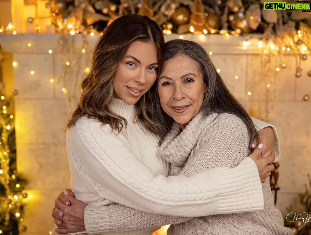 Ximena Duque - 162K Likes - La Navidad es mucho más que luces, regalos o decoraciones. Es un momento para valorar lo más importante: la unión familiar, el amor y los lazos que nos mantienen juntos. Para mí, no hay mayor bendición que compartir estos días con mi familia, rodeada de amor y enseñándole a mis hijos que lo más valioso en la vida son esos momentos que creamos juntos, las risas, los abrazos y el ejemplo de un amor incondicional.

En estas fechas, mi corazón está lleno de gratitud, y quiero desearles a todos ustedes, que me acompañan día a día, una Navidad maravillosa. Que sus hogares se llenen de amor, alegría y paz, y que el 2025 les traiga todo lo bonito que sus corazones anhelan. Abracen a sus seres queridos, valoren cada momento y sigan construyendo recuerdos que duren para siempre.

¡Feliz Navidad para ustedes y sus familias! 

#feliznavidad #merrychristmas #2024 #family #love #momanddaughter #sisters #husbandandwife 

Gracias @maymartinezphotography por estas fotos tan hermosas ❤️❤️❤️