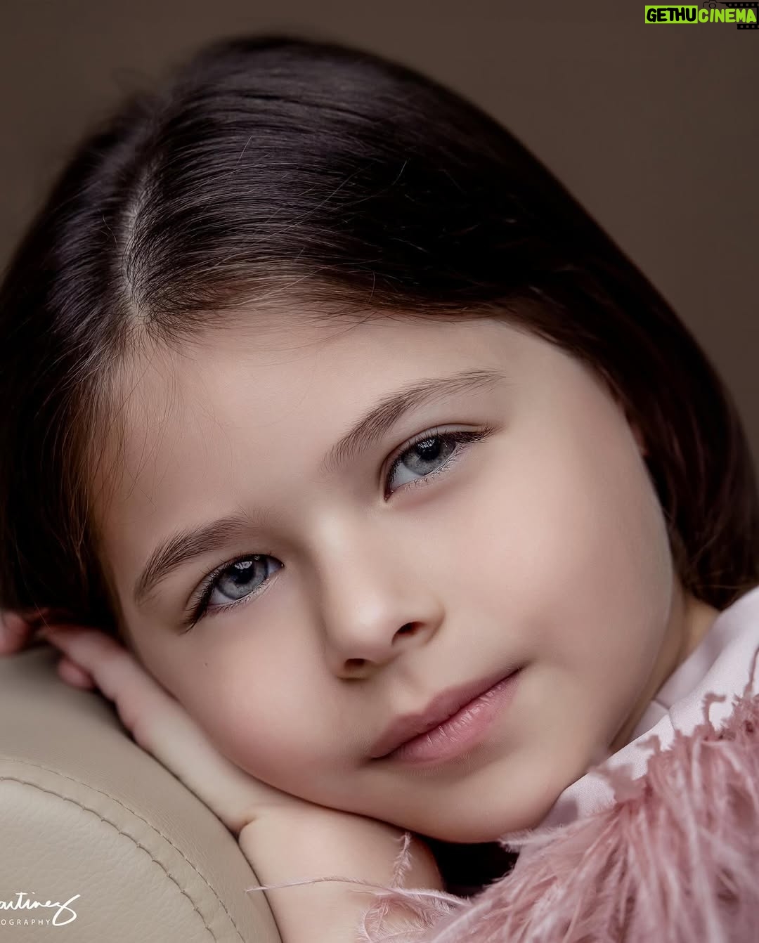 Ximena Duque - 386.5K Likes - Mi princesa Luna… 
Tus ojos dicen tanto…
Amor, paz, sabiduría, ternura, madurez, alegría, dulzura, entendimiento, fortaleza… Eres tan mágica, tan especial… eres un sueño de niña y me siento la mamá mas bendecida de poderte llamar hija. 
Tu futuro es brillante y lo que me has enseñado y dado en estos 6 años ha sido mas de lo que tu te puedes imaginar. 
Que la vida te sonría siempre mi amor y que la gracia de Dios abunde en tu vida siempre. 
Déjate guiar siempre por el y escucha a tu corazón porque el nunca se equivoca. Mamá soñaba contigo y aquí estas. Asi que todo lo que sueñes pónselo en sus manos y deja que el haga el resto… 

TE AMO LUNA DE MI VIDA 
FELICES 6 AÑOS ❤️

PD: estas fotos me dejaron en las nubes, que trabajo tan maravilloso. GRACIAS @maymartinezphotography por deleitarnos con tu talento. Serán las primeras fotos de muchas. Solo puedo decir wow wow wow 💗

#fineart #photography #luna #happybirthday #birthdaygirl #princess #love #momanddaughter