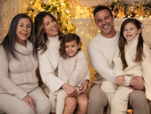 Ximena Duque Instagram - La Navidad es mucho más que luces, regalos o decoraciones. Es un momento para valorar lo más importante: la unión familiar, el amor y los lazos que nos mantienen juntos. Para mí, no hay mayor bendición que compartir estos días con mi familia, rodeada de amor y enseñándole a mis hijos que lo más valioso en la vida son esos momentos que creamos juntos, las risas, los abrazos y el ejemplo de un amor incondicional.

En estas fechas, mi corazón está lleno de gratitud, y quiero desearles a todos ustedes, que me acompañan día a día, una Navidad maravillosa. Que sus hogares se llenen de amor, alegría y paz, y que el 2025 les traiga todo lo bonito que sus corazones anhelan. Abracen a sus seres queridos, valoren cada momento y sigan construyendo recuerdos que duren para siempre.

¡Feliz Navidad para ustedes y sus familias! 

#feliznavidad #merrychristmas #2024 #family #love #momanddaughter #sisters #husbandandwife 

Gracias @maymartinezphotography por estas fotos tan hermosas ❤️❤️❤️