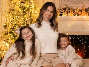 Ximena Duque Instagram - La Navidad es mucho más que luces, regalos o decoraciones. Es un momento para valorar lo más importante: la unión familiar, el amor y los lazos que nos mantienen juntos. Para mí, no hay mayor bendición que compartir estos días con mi familia, rodeada de amor y enseñándole a mis hijos que lo más valioso en la vida son esos momentos que creamos juntos, las risas, los abrazos y el ejemplo de un amor incondicional.

En estas fechas, mi corazón está lleno de gratitud, y quiero desearles a todos ustedes, que me acompañan día a día, una Navidad maravillosa. Que sus hogares se llenen de amor, alegría y paz, y que el 2025 les traiga todo lo bonito que sus corazones anhelan. Abracen a sus seres queridos, valoren cada momento y sigan construyendo recuerdos que duren para siempre.

¡Feliz Navidad para ustedes y sus familias! 

#feliznavidad #merrychristmas #2024 #family #love #momanddaughter #sisters #husbandandwife 

Gracias @maymartinezphotography por estas fotos tan hermosas ❤️❤️❤️