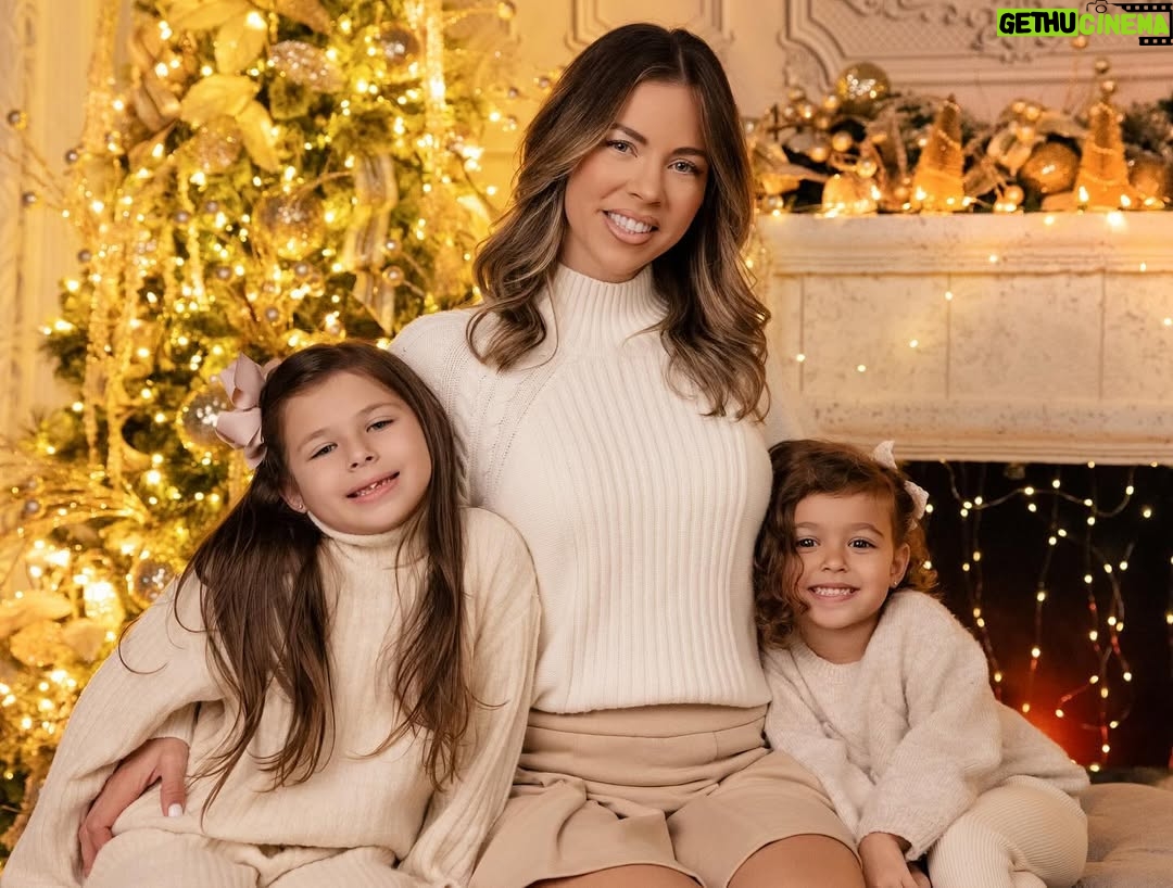 Ximena Duque - 162K Likes - La Navidad es mucho más que luces, regalos o decoraciones. Es un momento para valorar lo más importante: la unión familiar, el amor y los lazos que nos mantienen juntos. Para mí, no hay mayor bendición que compartir estos días con mi familia, rodeada de amor y enseñándole a mis hijos que lo más valioso en la vida son esos momentos que creamos juntos, las risas, los abrazos y el ejemplo de un amor incondicional.

En estas fechas, mi corazón está lleno de gratitud, y quiero desearles a todos ustedes, que me acompañan día a día, una Navidad maravillosa. Que sus hogares se llenen de amor, alegría y paz, y que el 2025 les traiga todo lo bonito que sus corazones anhelan. Abracen a sus seres queridos, valoren cada momento y sigan construyendo recuerdos que duren para siempre.

¡Feliz Navidad para ustedes y sus familias! 

#feliznavidad #merrychristmas #2024 #family #love #momanddaughter #sisters #husbandandwife 

Gracias @maymartinezphotography por estas fotos tan hermosas ❤️❤️❤️