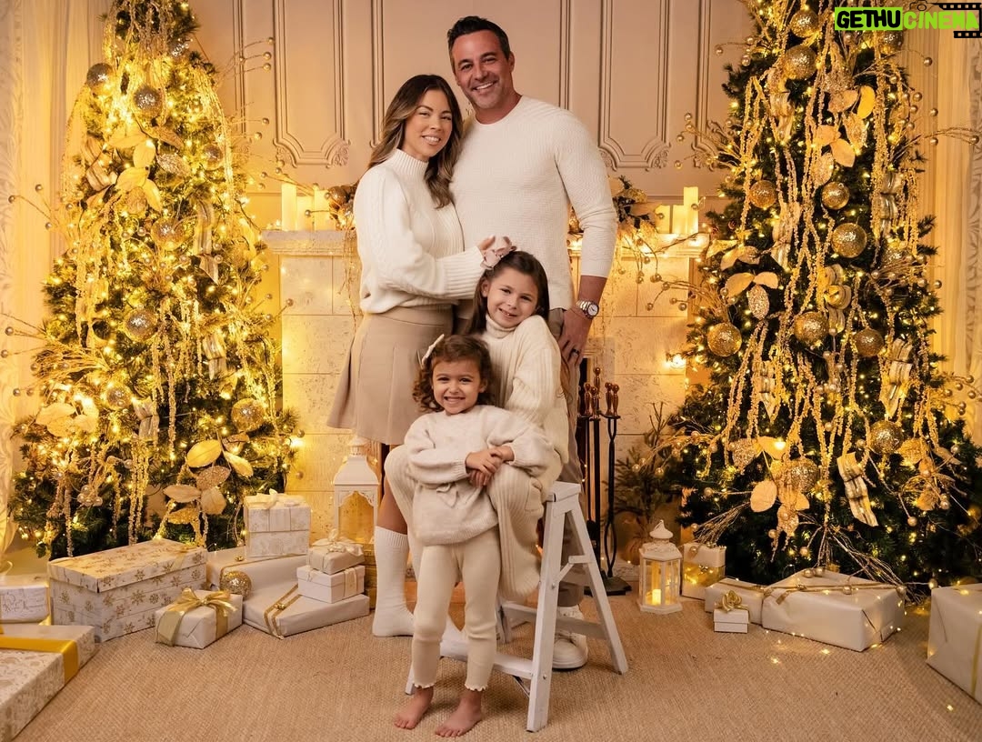 Ximena Duque - 162K Likes - La Navidad es mucho más que luces, regalos o decoraciones. Es un momento para valorar lo más importante: la unión familiar, el amor y los lazos que nos mantienen juntos. Para mí, no hay mayor bendición que compartir estos días con mi familia, rodeada de amor y enseñándole a mis hijos que lo más valioso en la vida son esos momentos que creamos juntos, las risas, los abrazos y el ejemplo de un amor incondicional.

En estas fechas, mi corazón está lleno de gratitud, y quiero desearles a todos ustedes, que me acompañan día a día, una Navidad maravillosa. Que sus hogares se llenen de amor, alegría y paz, y que el 2025 les traiga todo lo bonito que sus corazones anhelan. Abracen a sus seres queridos, valoren cada momento y sigan construyendo recuerdos que duren para siempre.

¡Feliz Navidad para ustedes y sus familias! 

#feliznavidad #merrychristmas #2024 #family #love #momanddaughter #sisters #husbandandwife 

Gracias @maymartinezphotography por estas fotos tan hermosas ❤️❤️❤️