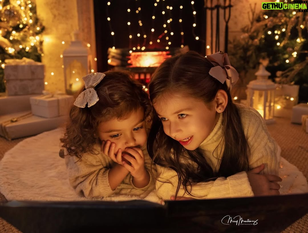 Ximena Duque - 162K Likes - La Navidad es mucho más que luces, regalos o decoraciones. Es un momento para valorar lo más importante: la unión familiar, el amor y los lazos que nos mantienen juntos. Para mí, no hay mayor bendición que compartir estos días con mi familia, rodeada de amor y enseñándole a mis hijos que lo más valioso en la vida son esos momentos que creamos juntos, las risas, los abrazos y el ejemplo de un amor incondicional.

En estas fechas, mi corazón está lleno de gratitud, y quiero desearles a todos ustedes, que me acompañan día a día, una Navidad maravillosa. Que sus hogares se llenen de amor, alegría y paz, y que el 2025 les traiga todo lo bonito que sus corazones anhelan. Abracen a sus seres queridos, valoren cada momento y sigan construyendo recuerdos que duren para siempre.

¡Feliz Navidad para ustedes y sus familias! 

#feliznavidad #merrychristmas #2024 #family #love #momanddaughter #sisters #husbandandwife 

Gracias @maymartinezphotography por estas fotos tan hermosas ❤️❤️❤️
