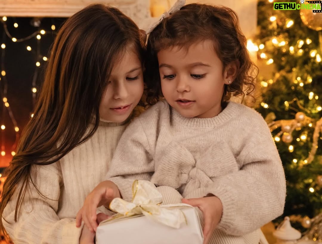 Ximena Duque - 162K Likes - La Navidad es mucho más que luces, regalos o decoraciones. Es un momento para valorar lo más importante: la unión familiar, el amor y los lazos que nos mantienen juntos. Para mí, no hay mayor bendición que compartir estos días con mi familia, rodeada de amor y enseñándole a mis hijos que lo más valioso en la vida son esos momentos que creamos juntos, las risas, los abrazos y el ejemplo de un amor incondicional.

En estas fechas, mi corazón está lleno de gratitud, y quiero desearles a todos ustedes, que me acompañan día a día, una Navidad maravillosa. Que sus hogares se llenen de amor, alegría y paz, y que el 2025 les traiga todo lo bonito que sus corazones anhelan. Abracen a sus seres queridos, valoren cada momento y sigan construyendo recuerdos que duren para siempre.

¡Feliz Navidad para ustedes y sus familias! 

#feliznavidad #merrychristmas #2024 #family #love #momanddaughter #sisters #husbandandwife 

Gracias @maymartinezphotography por estas fotos tan hermosas ❤️❤️❤️