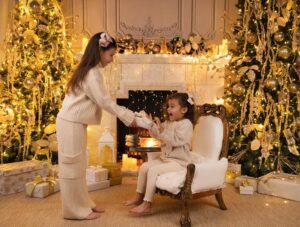 Ximena Duque Instagram - La Navidad es mucho más que luces, regalos o decoraciones. Es un momento para valorar lo más importante: la unión familiar, el amor y los lazos que nos mantienen juntos. Para mí, no hay mayor bendición que compartir estos días con mi familia, rodeada de amor y enseñándole a mis hijos que lo más valioso en la vida son esos momentos que creamos juntos, las risas, los abrazos y el ejemplo de un amor incondicional.

En estas fechas, mi corazón está lleno de gratitud, y quiero desearles a todos ustedes, que me acompañan día a día, una Navidad maravillosa. Que sus hogares se llenen de amor, alegría y paz, y que el 2025 les traiga todo lo bonito que sus corazones anhelan. Abracen a sus seres queridos, valoren cada momento y sigan construyendo recuerdos que duren para siempre.

¡Feliz Navidad para ustedes y sus familias! 

#feliznavidad #merrychristmas #2024 #family #love #momanddaughter #sisters #husbandandwife 

Gracias @maymartinezphotography por estas fotos tan hermosas ❤️❤️❤️