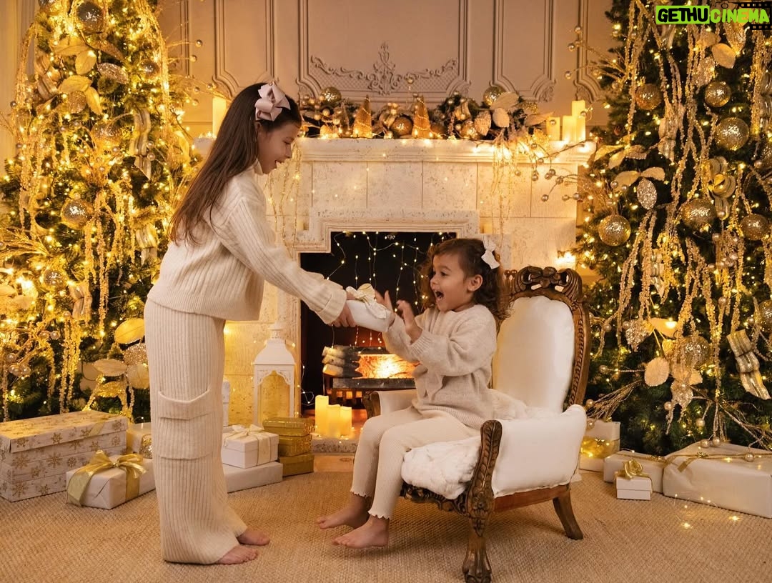Ximena Duque - 162K Likes - La Navidad es mucho más que luces, regalos o decoraciones. Es un momento para valorar lo más importante: la unión familiar, el amor y los lazos que nos mantienen juntos. Para mí, no hay mayor bendición que compartir estos días con mi familia, rodeada de amor y enseñándole a mis hijos que lo más valioso en la vida son esos momentos que creamos juntos, las risas, los abrazos y el ejemplo de un amor incondicional.

En estas fechas, mi corazón está lleno de gratitud, y quiero desearles a todos ustedes, que me acompañan día a día, una Navidad maravillosa. Que sus hogares se llenen de amor, alegría y paz, y que el 2025 les traiga todo lo bonito que sus corazones anhelan. Abracen a sus seres queridos, valoren cada momento y sigan construyendo recuerdos que duren para siempre.

¡Feliz Navidad para ustedes y sus familias! 

#feliznavidad #merrychristmas #2024 #family #love #momanddaughter #sisters #husbandandwife 

Gracias @maymartinezphotography por estas fotos tan hermosas ❤️❤️❤️