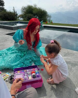Ximena Duque Instagram - Enero y febrero, dos de mis meses favoritos… ✨ Porque en estos meses celebramos la vida de mis princesas, las niñas que soñé y que papá Dios me regaló… 

🎉 ¡Feliz cumpleaños, @skyeadkins_3 🎉 Hoy celebramos tu vida desde un lugar mágico, tal como tú lo eres. Mi amor, tu dulzura y tu personalidad me atrapan más cada día. Desde el primer segundo en que te vi, supe que mi corazón te pertenecería para siempre. Gracias por tu amor puro e incondicional, por tus locuras que me llenan de risas y por esa luz tan especial que solo tú tienes.

🌙 @lunaadkins3 mi princesa hermosa… No puedo creer que ya tienes siete años y puedo asegurarte que desde que naciste, cambiaste mi vida para siempre. Gracias por escogerme como tu mamita, que afortunada soy y mas de ver la niña en la que te has convertido, que orgullosa me siento. Tu ternura, tu corazón y tu esencia son más grandes de lo que cualquiera puede imaginar. Nunca cambies ese ser tan maravilloso que eres. 

Mis princesas, las amo con todo mi corazón. Espero compartir con ustedes muchos, muchísimos años más, viendo sus sonrisas iluminar mi vida. Que papá Dios me las llene de salud, amor y bendiciones hoy y siempre. 

#luna #skye #7 #4 #daugthers #love #my #babygirls #princess