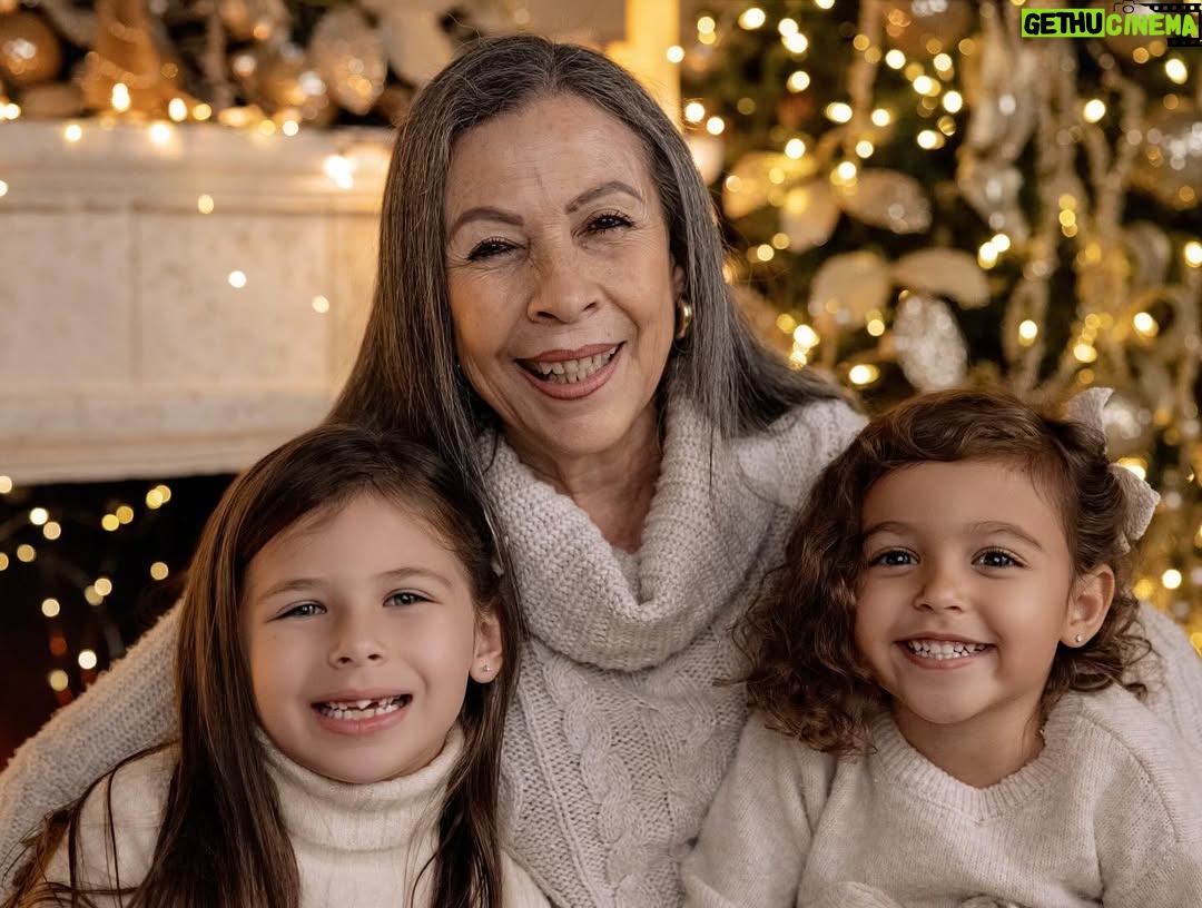 Ximena Duque - 162K Likes - La Navidad es mucho más que luces, regalos o decoraciones. Es un momento para valorar lo más importante: la unión familiar, el amor y los lazos que nos mantienen juntos. Para mí, no hay mayor bendición que compartir estos días con mi familia, rodeada de amor y enseñándole a mis hijos que lo más valioso en la vida son esos momentos que creamos juntos, las risas, los abrazos y el ejemplo de un amor incondicional.

En estas fechas, mi corazón está lleno de gratitud, y quiero desearles a todos ustedes, que me acompañan día a día, una Navidad maravillosa. Que sus hogares se llenen de amor, alegría y paz, y que el 2025 les traiga todo lo bonito que sus corazones anhelan. Abracen a sus seres queridos, valoren cada momento y sigan construyendo recuerdos que duren para siempre.

¡Feliz Navidad para ustedes y sus familias! 

#feliznavidad #merrychristmas #2024 #family #love #momanddaughter #sisters #husbandandwife 

Gracias @maymartinezphotography por estas fotos tan hermosas ❤️❤️❤️