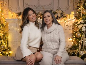Ximena Duque Instagram - La Navidad es mucho más que luces, regalos o decoraciones. Es un momento para valorar lo más importante: la unión familiar, el amor y los lazos que nos mantienen juntos. Para mí, no hay mayor bendición que compartir estos días con mi familia, rodeada de amor y enseñándole a mis hijos que lo más valioso en la vida son esos momentos que creamos juntos, las risas, los abrazos y el ejemplo de un amor incondicional.

En estas fechas, mi corazón está lleno de gratitud, y quiero desearles a todos ustedes, que me acompañan día a día, una Navidad maravillosa. Que sus hogares se llenen de amor, alegría y paz, y que el 2025 les traiga todo lo bonito que sus corazones anhelan. Abracen a sus seres queridos, valoren cada momento y sigan construyendo recuerdos que duren para siempre.

¡Feliz Navidad para ustedes y sus familias! 

#feliznavidad #merrychristmas #2024 #family #love #momanddaughter #sisters #husbandandwife 

Gracias @maymartinezphotography por estas fotos tan hermosas ❤️❤️❤️