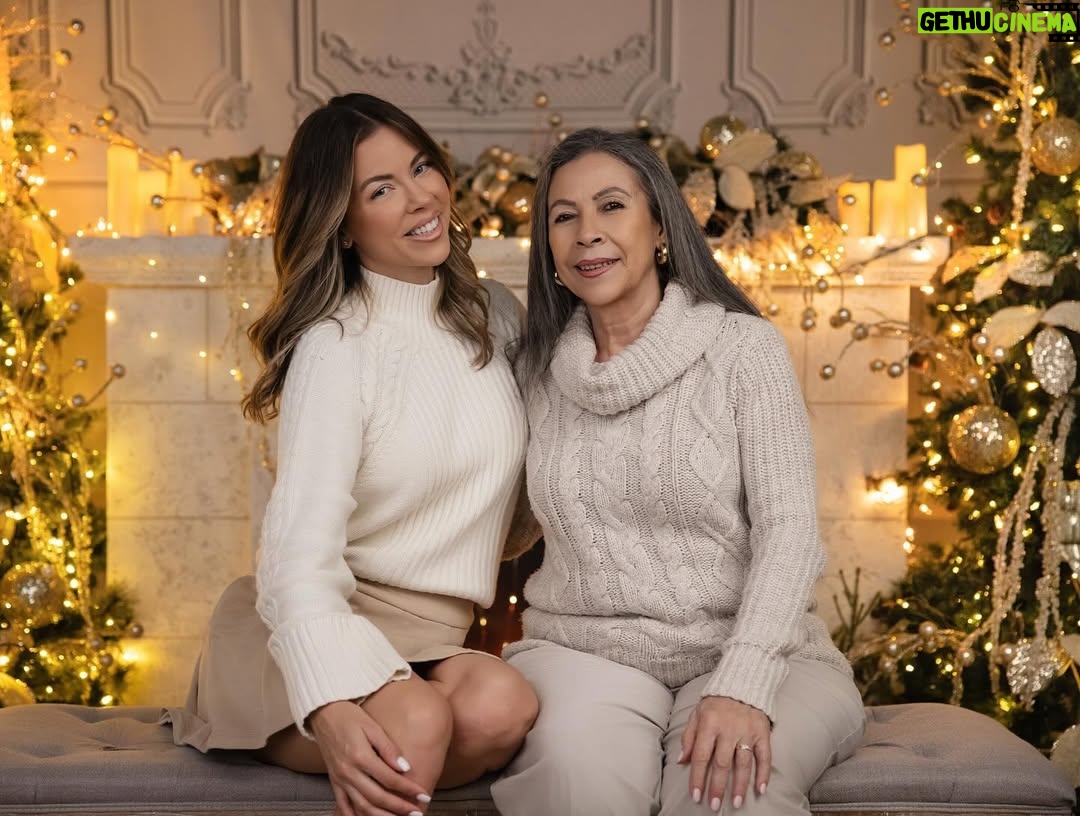 Ximena Duque - 162K Likes - La Navidad es mucho más que luces, regalos o decoraciones. Es un momento para valorar lo más importante: la unión familiar, el amor y los lazos que nos mantienen juntos. Para mí, no hay mayor bendición que compartir estos días con mi familia, rodeada de amor y enseñándole a mis hijos que lo más valioso en la vida son esos momentos que creamos juntos, las risas, los abrazos y el ejemplo de un amor incondicional.

En estas fechas, mi corazón está lleno de gratitud, y quiero desearles a todos ustedes, que me acompañan día a día, una Navidad maravillosa. Que sus hogares se llenen de amor, alegría y paz, y que el 2025 les traiga todo lo bonito que sus corazones anhelan. Abracen a sus seres queridos, valoren cada momento y sigan construyendo recuerdos que duren para siempre.

¡Feliz Navidad para ustedes y sus familias! 

#feliznavidad #merrychristmas #2024 #family #love #momanddaughter #sisters #husbandandwife 

Gracias @maymartinezphotography por estas fotos tan hermosas ❤️❤️❤️
