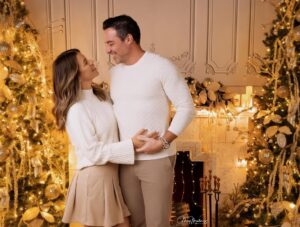 Ximena Duque Instagram - La Navidad es mucho más que luces, regalos o decoraciones. Es un momento para valorar lo más importante: la unión familiar, el amor y los lazos que nos mantienen juntos. Para mí, no hay mayor bendición que compartir estos días con mi familia, rodeada de amor y enseñándole a mis hijos que lo más valioso en la vida son esos momentos que creamos juntos, las risas, los abrazos y el ejemplo de un amor incondicional.

En estas fechas, mi corazón está lleno de gratitud, y quiero desearles a todos ustedes, que me acompañan día a día, una Navidad maravillosa. Que sus hogares se llenen de amor, alegría y paz, y que el 2025 les traiga todo lo bonito que sus corazones anhelan. Abracen a sus seres queridos, valoren cada momento y sigan construyendo recuerdos que duren para siempre.

¡Feliz Navidad para ustedes y sus familias! 

#feliznavidad #merrychristmas #2024 #family #love #momanddaughter #sisters #husbandandwife 

Gracias @maymartinezphotography por estas fotos tan hermosas ❤️❤️❤️