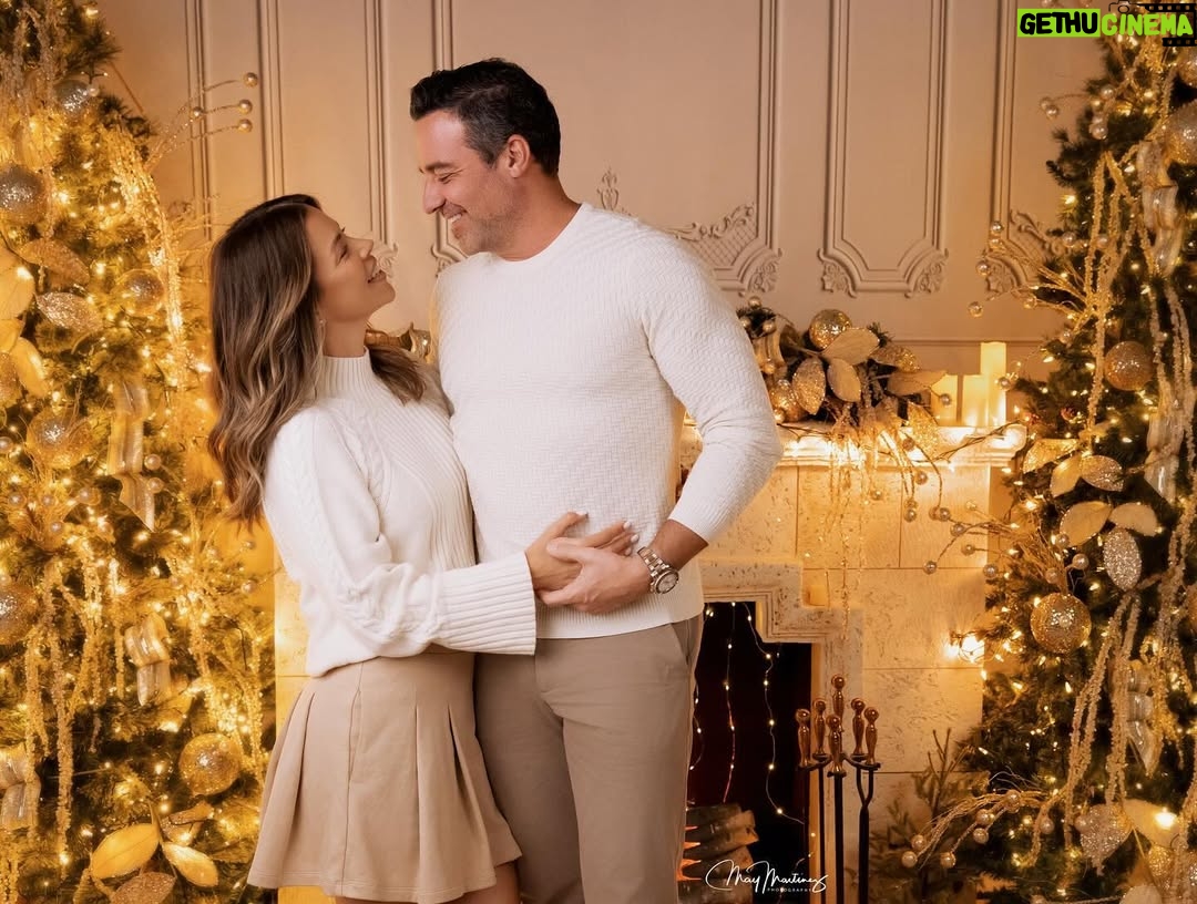 Ximena Duque - 162K Likes - La Navidad es mucho más que luces, regalos o decoraciones. Es un momento para valorar lo más importante: la unión familiar, el amor y los lazos que nos mantienen juntos. Para mí, no hay mayor bendición que compartir estos días con mi familia, rodeada de amor y enseñándole a mis hijos que lo más valioso en la vida son esos momentos que creamos juntos, las risas, los abrazos y el ejemplo de un amor incondicional.

En estas fechas, mi corazón está lleno de gratitud, y quiero desearles a todos ustedes, que me acompañan día a día, una Navidad maravillosa. Que sus hogares se llenen de amor, alegría y paz, y que el 2025 les traiga todo lo bonito que sus corazones anhelan. Abracen a sus seres queridos, valoren cada momento y sigan construyendo recuerdos que duren para siempre.

¡Feliz Navidad para ustedes y sus familias! 

#feliznavidad #merrychristmas #2024 #family #love #momanddaughter #sisters #husbandandwife 

Gracias @maymartinezphotography por estas fotos tan hermosas ❤️❤️❤️