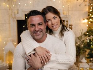 Ximena Duque Instagram - La Navidad es mucho más que luces, regalos o decoraciones. Es un momento para valorar lo más importante: la unión familiar, el amor y los lazos que nos mantienen juntos. Para mí, no hay mayor bendición que compartir estos días con mi familia, rodeada de amor y enseñándole a mis hijos que lo más valioso en la vida son esos momentos que creamos juntos, las risas, los abrazos y el ejemplo de un amor incondicional.

En estas fechas, mi corazón está lleno de gratitud, y quiero desearles a todos ustedes, que me acompañan día a día, una Navidad maravillosa. Que sus hogares se llenen de amor, alegría y paz, y que el 2025 les traiga todo lo bonito que sus corazones anhelan. Abracen a sus seres queridos, valoren cada momento y sigan construyendo recuerdos que duren para siempre.

¡Feliz Navidad para ustedes y sus familias! 

#feliznavidad #merrychristmas #2024 #family #love #momanddaughter #sisters #husbandandwife 

Gracias @maymartinezphotography por estas fotos tan hermosas ❤️❤️❤️
