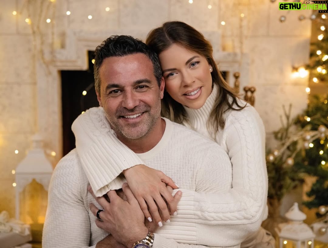 Ximena Duque - 162K Likes - La Navidad es mucho más que luces, regalos o decoraciones. Es un momento para valorar lo más importante: la unión familiar, el amor y los lazos que nos mantienen juntos. Para mí, no hay mayor bendición que compartir estos días con mi familia, rodeada de amor y enseñándole a mis hijos que lo más valioso en la vida son esos momentos que creamos juntos, las risas, los abrazos y el ejemplo de un amor incondicional.

En estas fechas, mi corazón está lleno de gratitud, y quiero desearles a todos ustedes, que me acompañan día a día, una Navidad maravillosa. Que sus hogares se llenen de amor, alegría y paz, y que el 2025 les traiga todo lo bonito que sus corazones anhelan. Abracen a sus seres queridos, valoren cada momento y sigan construyendo recuerdos que duren para siempre.

¡Feliz Navidad para ustedes y sus familias! 

#feliznavidad #merrychristmas #2024 #family #love #momanddaughter #sisters #husbandandwife 

Gracias @maymartinezphotography por estas fotos tan hermosas ❤️❤️❤️