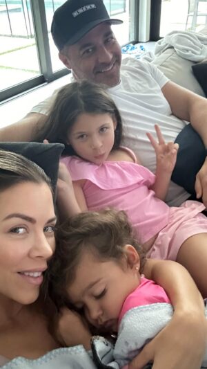 Ximena Duque Instagram - Hoy tomamos una decisión muy importante para nuestra familia. Después de mucho pensarlo y de hacer nuestra propia investigación llegamos a la conclusión de dejar que nuestra niña sea niña… 

Se acabo el estrés y la carga académica EXCESIVA.

La perdida de la niñez. 

Los métodos estándar “de talla única” que no se adapta a las diferentes maneras en que los niños aprenden.

La falta de espacio para habilidades únicas de cada niño, como priorizar la enseñanza de inteligencia emocional, creatividad y resolución de conflictos, habilidades esenciales para el futuro. 

LOS NIÑOS NO TIENEN LA CULPA DE QUE LOS MAESTROS TENGAN QUE CUMPLIR CON UN CURRÍCULUM. ME REHUSÓ A QUE MIS HIJAS SEAN UN # MAS. 

Hoy tomamos la decisión de darle el regalo a nuestras hijas de hacer HOMESCHOOL. 

De: 

Darle un aprendizaje personalizado.

Darle más tiempo para ser niña.

Flexibilidad educativa.

Ambiente libre de estrés.

Una conexión familiar más fuerte.

Hoy le devolvemos la libertad de experimentar, de explorar y de aprender a su propio ritmo, sin la constante presión del sistema educativo tradicional. 

Mis niñas tendrán la oportunidad de crecer como seres auténticos, disfrutando de cada etapa de su desarrollo, y lo más importante es que somos nosotros como padres los que vamos a impactar sus vidas. 

Se que esto no es para todo el mundo pero si lo es para nuestra familia. Si me lees y te sientes agobiado con el sistema educativo, mi consejo para ti es que sigas a tu corazón, ese corazón de madre y padre nunca se equivoca. 

💗

#homeschool #family #love #kids #mom #daughter #luna