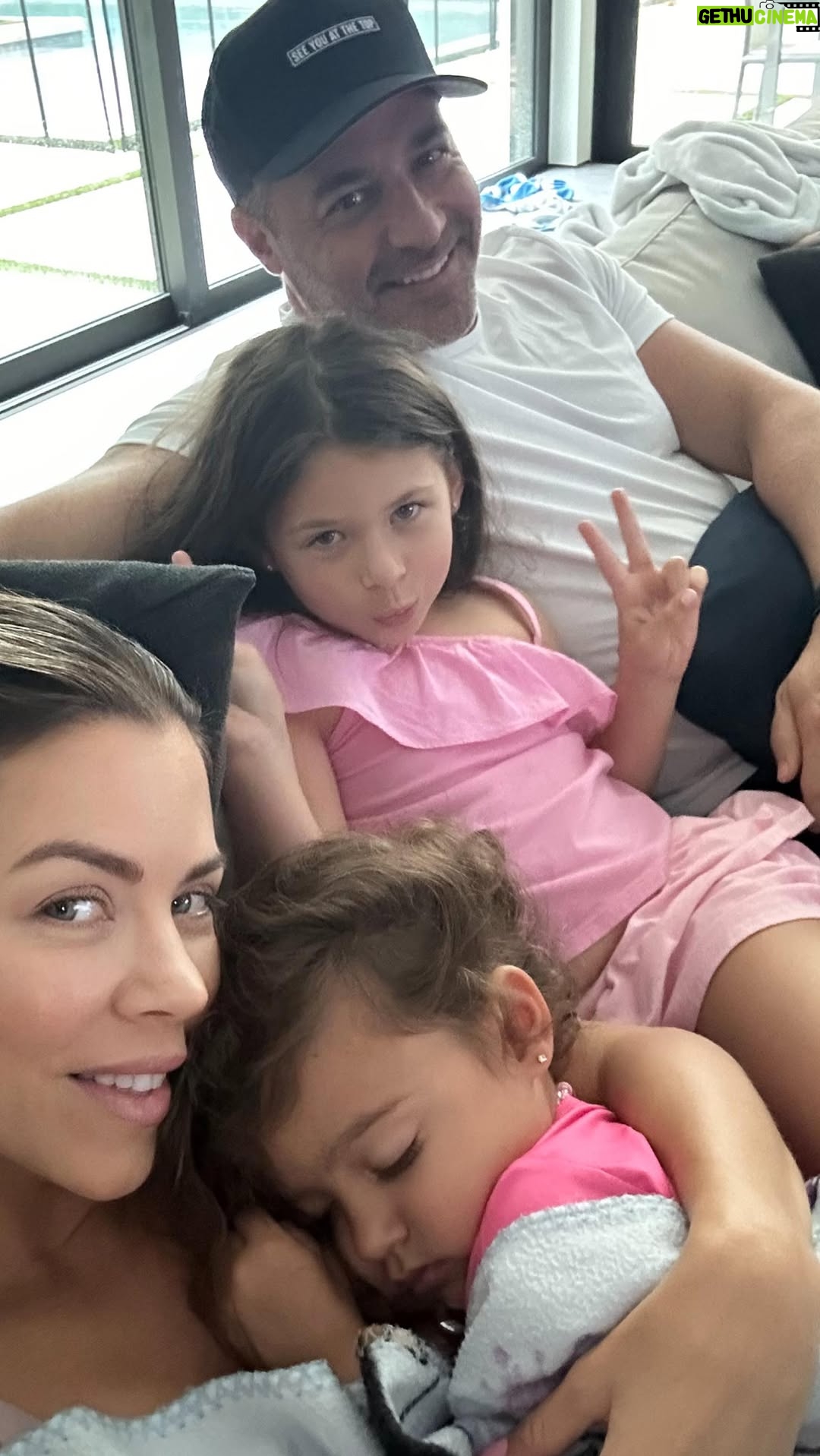Ximena Duque - 90.7K Likes - Hoy tomamos una decisión muy importante para nuestra familia. Después de mucho pensarlo y de hacer nuestra propia investigación llegamos a la conclusión de dejar que nuestra niña sea niña… 

Se acabo el estrés y la carga académica EXCESIVA.

La perdida de la niñez. 

Los métodos estándar “de talla única” que no se adapta a las diferentes maneras en que los niños aprenden.

La falta de espacio para habilidades únicas de cada niño, como priorizar la enseñanza de inteligencia emocional, creatividad y resolución de conflictos, habilidades esenciales para el futuro. 

LOS NIÑOS NO TIENEN LA CULPA DE QUE LOS MAESTROS TENGAN QUE CUMPLIR CON UN CURRÍCULUM. ME REHUSÓ A QUE MIS HIJAS SEAN UN # MAS. 

Hoy tomamos la decisión de darle el regalo a nuestras hijas de hacer HOMESCHOOL. 

De: 

Darle un aprendizaje personalizado.

Darle más tiempo para ser niña.

Flexibilidad educativa.

Ambiente libre de estrés.

Una conexión familiar más fuerte.

Hoy le devolvemos la libertad de experimentar, de explorar y de aprender a su propio ritmo, sin la constante presión del sistema educativo tradicional. 

Mis niñas tendrán la oportunidad de crecer como seres auténticos, disfrutando de cada etapa de su desarrollo, y lo más importante es que somos nosotros como padres los que vamos a impactar sus vidas. 

Se que esto no es para todo el mundo pero si lo es para nuestra familia. Si me lees y te sientes agobiado con el sistema educativo, mi consejo para ti es que sigas a tu corazón, ese corazón de madre y padre nunca se equivoca. 

💗

#homeschool #family #love #kids #mom #daughter #luna