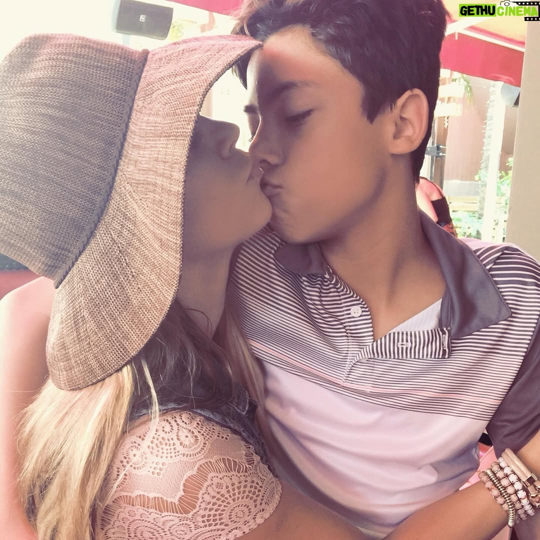 Ximena Duque - 257.7K Likes - Y así pasaron las horas, los días… y 21 años después, aquí estás, oficialmente cumpliendo la mayoría de edad. Has iniciado un viaje maravilloso, estás conquistando sueños y te has convertido en un hombre maravilloso. 

Miro hacia atrás y, aunque siento que el tiempo se nos escapó entre los dedos, estas fotos me recuerdan que cada instante valió la pena. Recuerdo nuestras luchas, nuestras risas, los momentos difíciles y los inmensamente felices. Ser tu madre ha sido y siempre será una de las mayores bendiciones de mi vida.

¡Felices 21 años, hijo mío @carabiascristan Que Dios y la vida continúen sorprendiéndote con cosas maravillosas. Te mereces lo mejor del mundo. Te amo con todo mi corazón, y aquí estaré, siempre, para ti.

TE AMO ❤️ 

#happybirthday #son #21 #love #teamo❤️ #iloveyou